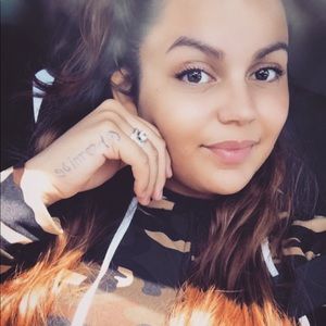 Meet your Posher, Isa